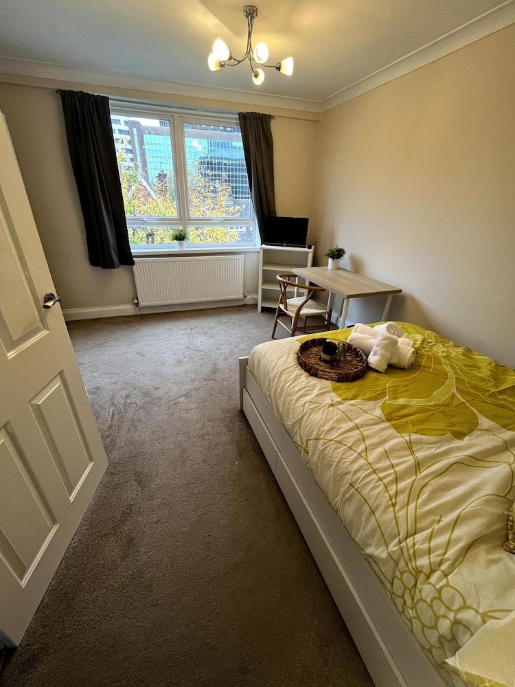 2 Bed Flat - 9-12 Mins to Central London Sleeps 4 2