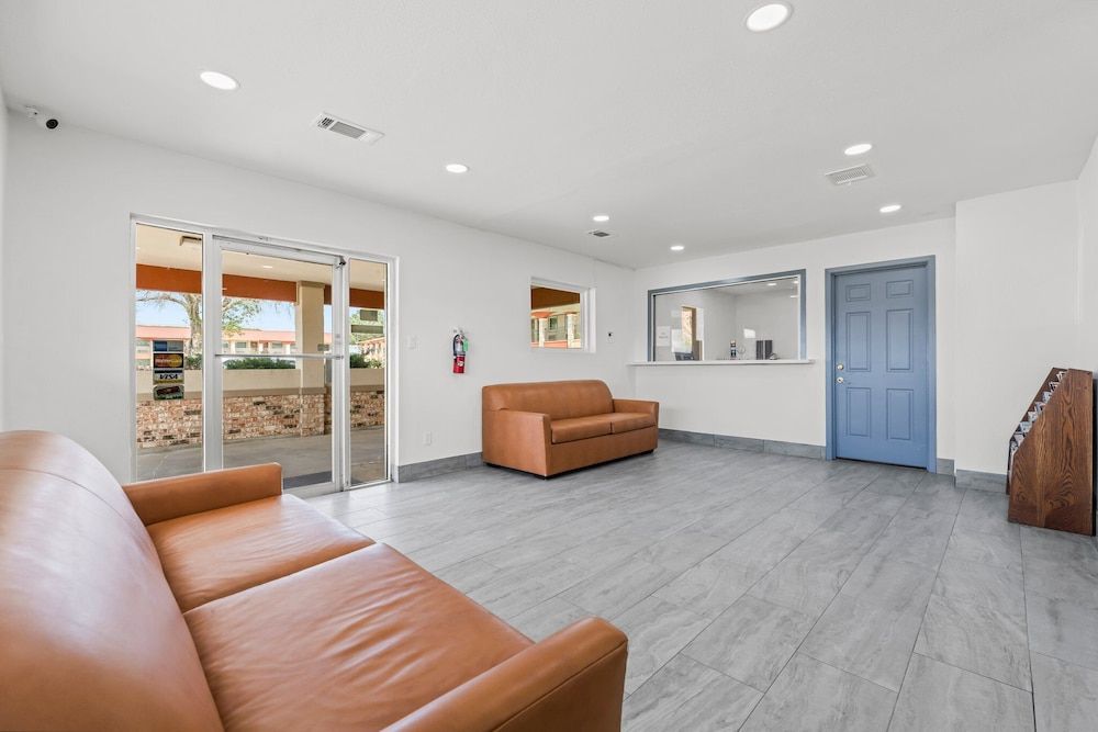 Econo Lodge Inn & Suites Sealy 2