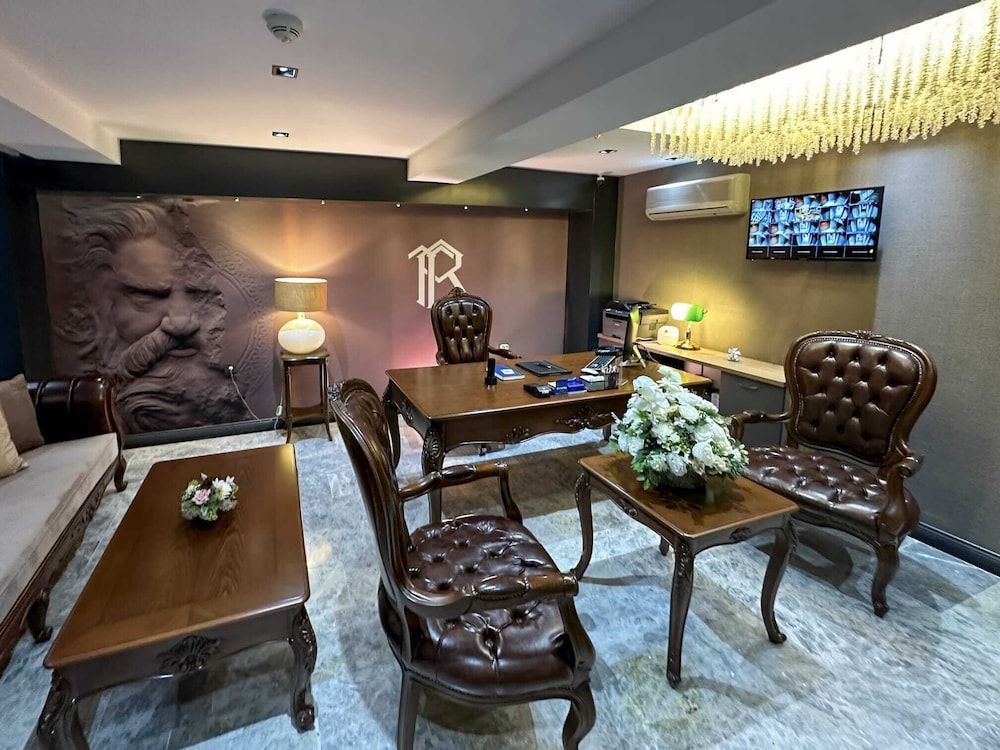 THE ROYALS HOTEL 2