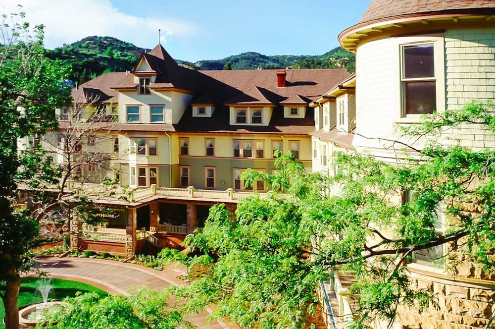 Cliff House at Pikes Peak 1