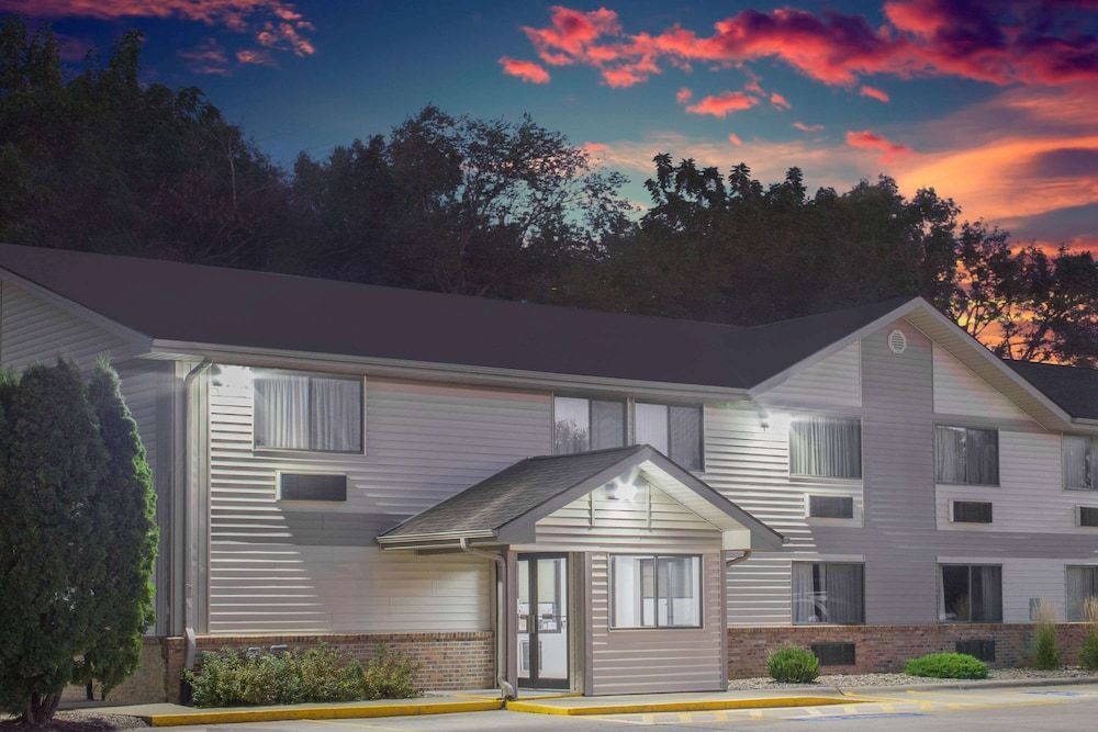 Super 8 by Wyndham Independence IA 1