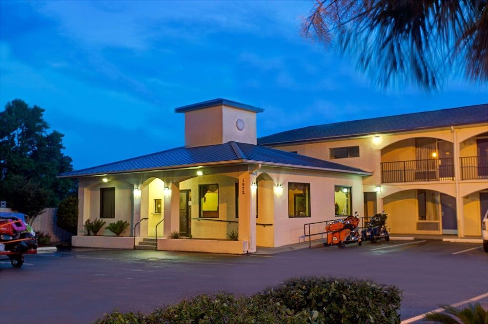 Super 8 by Wyndham Walterboro 1