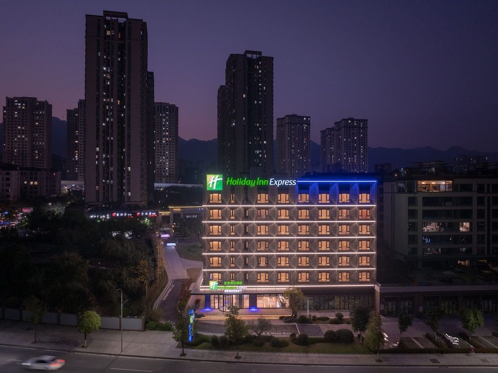 Holiday Inn Express Chongqing Ciqikou Ancient Town by IHG 1