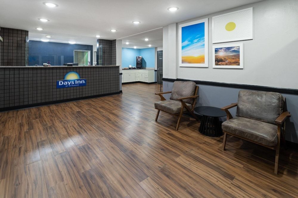 Days Inn by Wyndham Moosic 2