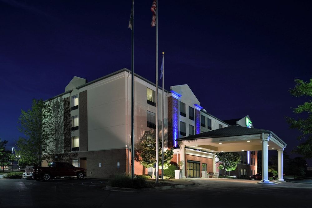 Holiday Inn Express & Suites MILWAUKEE-NEW BERLIN by IHG 1