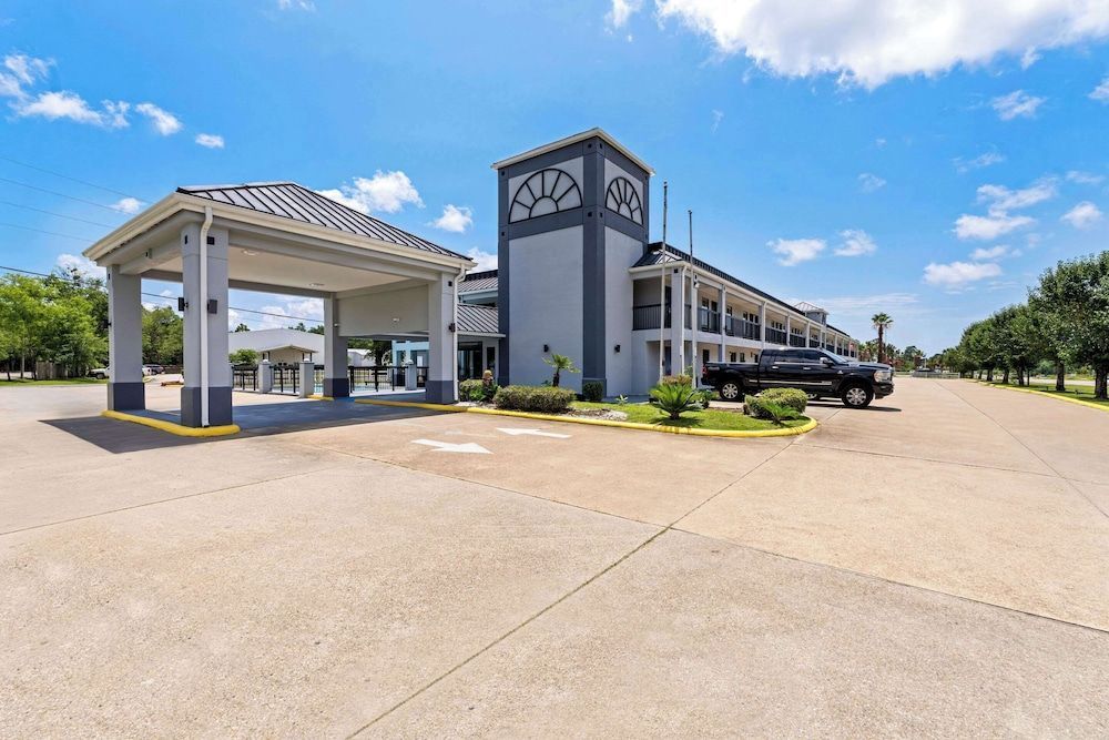 Econo Lodge Inn & Suites Ocean Springs - Biloxi 1