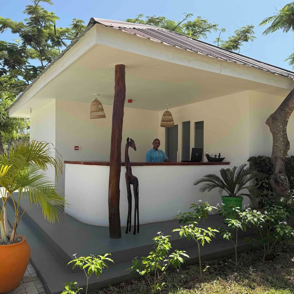 MANOLO Beach Resort 2
