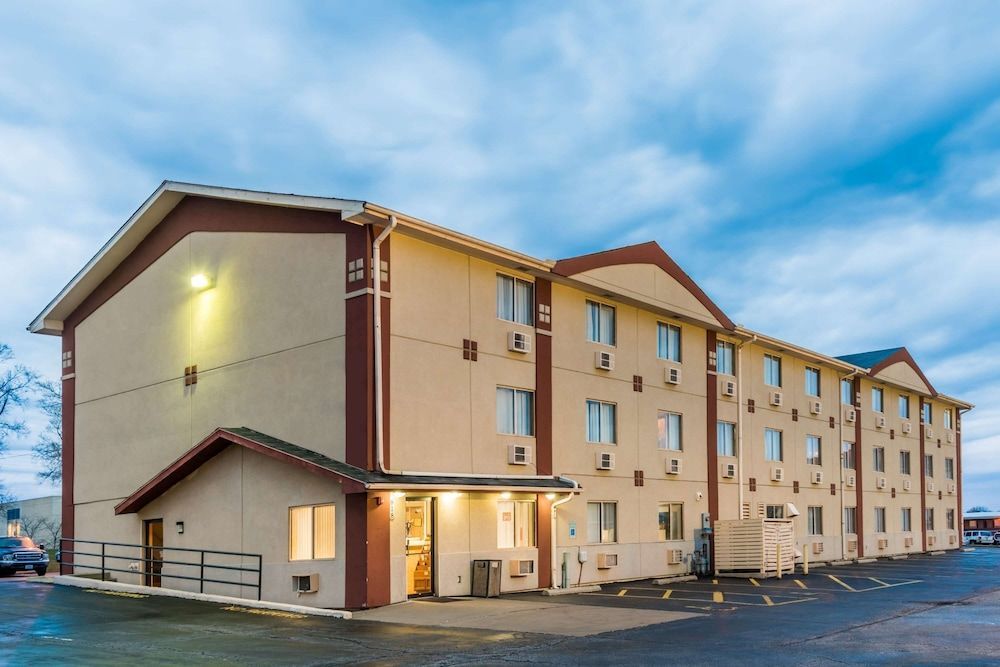 Super 8 by Wyndham Bloomington Normal 1