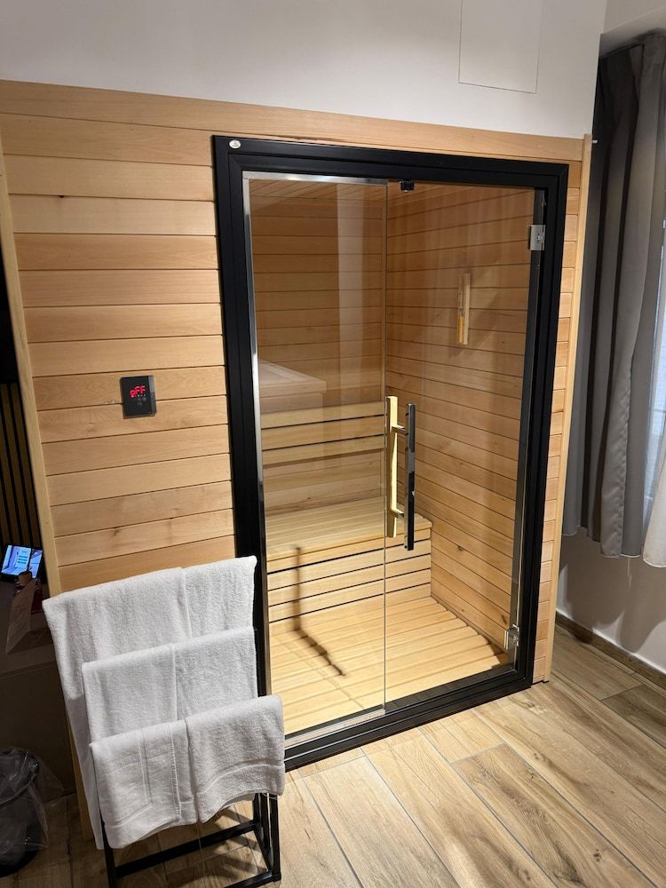 Golden Hotel 1