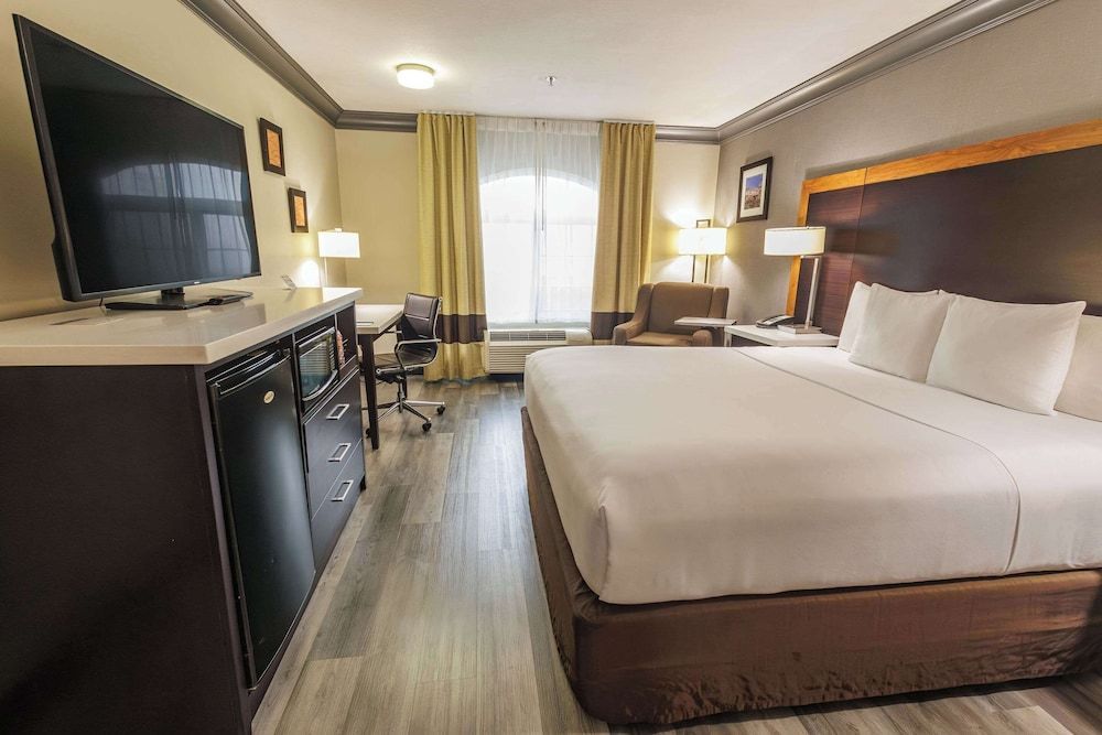 Comfort Inn & Suites Near Universal - N Hollywood - Burbank 1