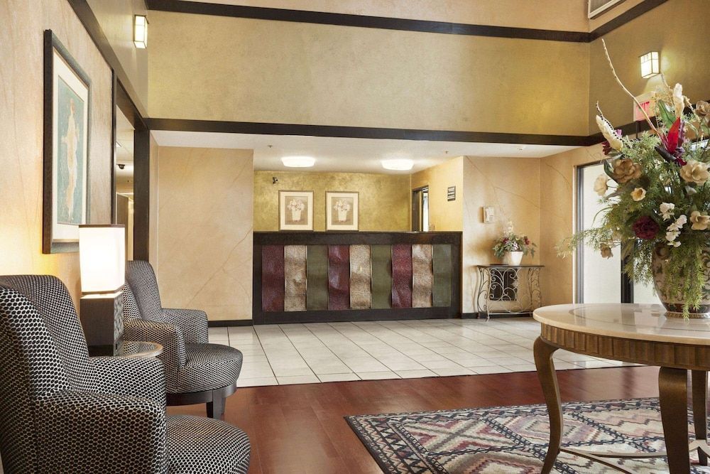 Super 8 by Wyndham Milwaukee Airport 2