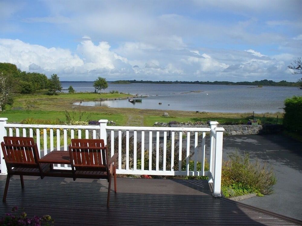 The Waterfront House Country Home 1