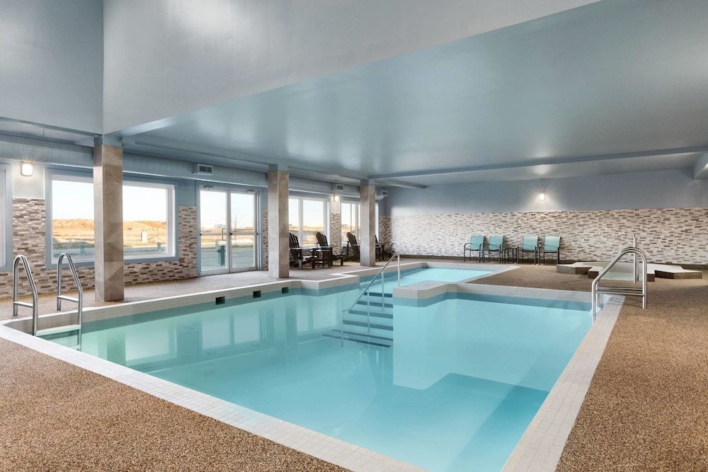 Days Inn by Wyndham Calgary North Balzac 1