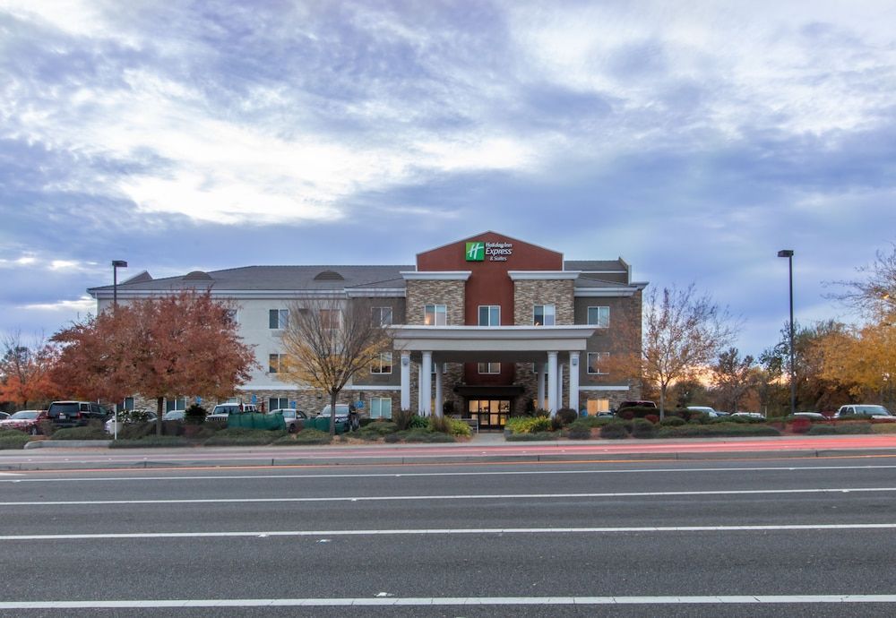 Holiday Inn Express & Suites ROSEVILLE - GALLERIA AREA by IHG 1