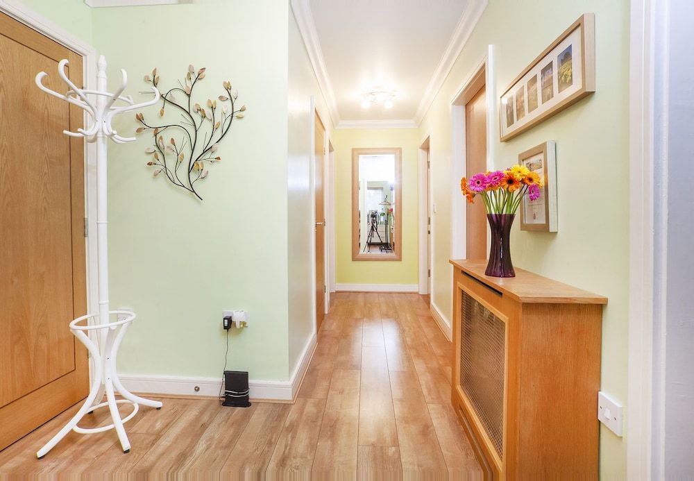 Riverbank View Three Bedroom Apartment with Free Parking 2