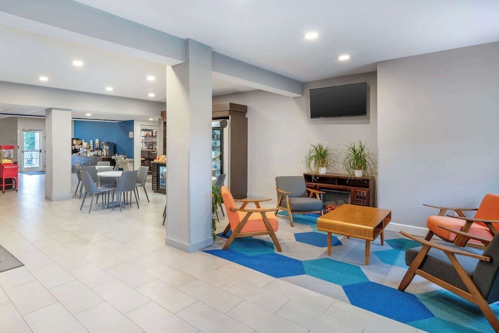 Microtel Inn & Suites by Wyndham Brooksville 2