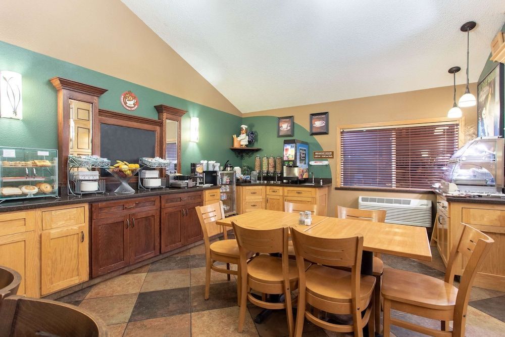 AmericInn by Wyndham Sheboygan 1