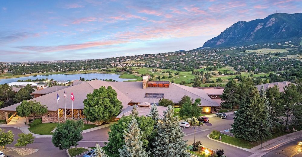 3BD Cheyenne Mountain Home w Hot Tub & Grill 1
