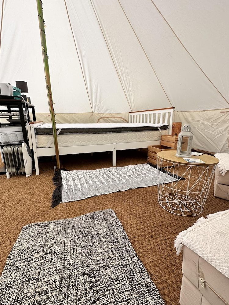 Spacious Bell Tent at Herigerbi Park, Lincolnshire 2