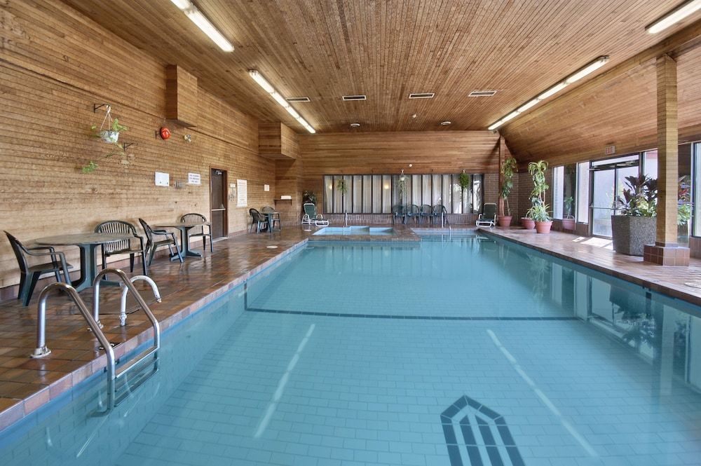 Ramada by Wyndham Kelowna Hotel & Conference Center- Pool, Hot Tub, and Restaurant 1