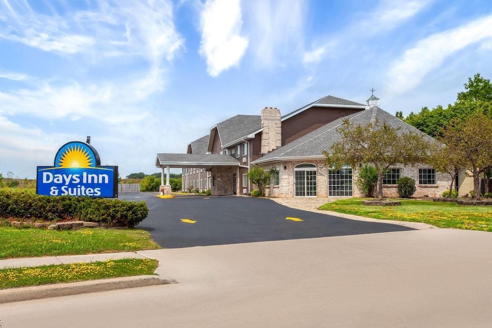 Days Inn & Suites by Wyndham Kaukauna WI 1