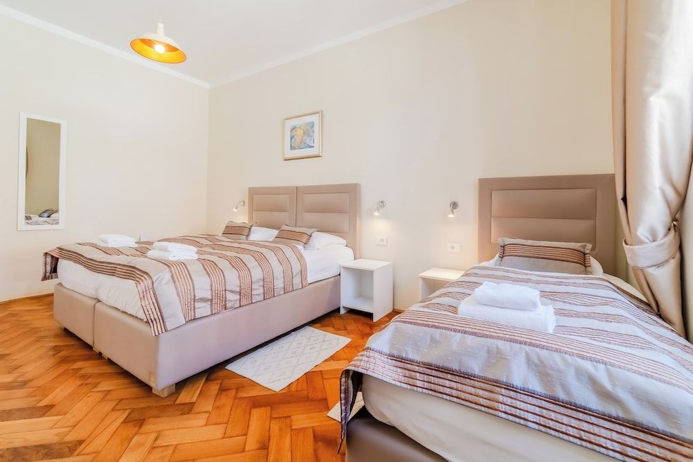 Apartments & Rooms Flowers 2