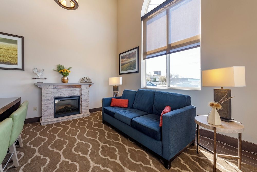 Comfort Inn & Suites Hays I-70 2