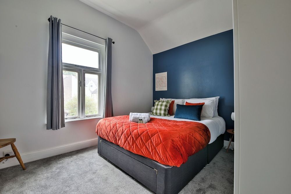 4 Bed House with Pool Table & Parking 2