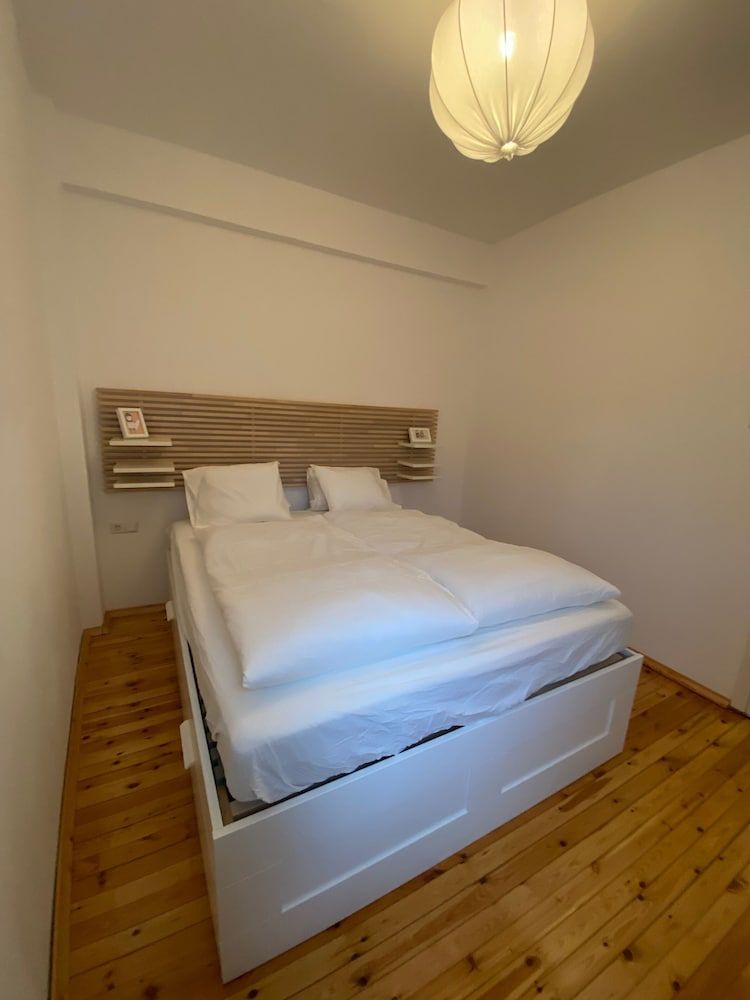 Modern, centrally located apartment 2