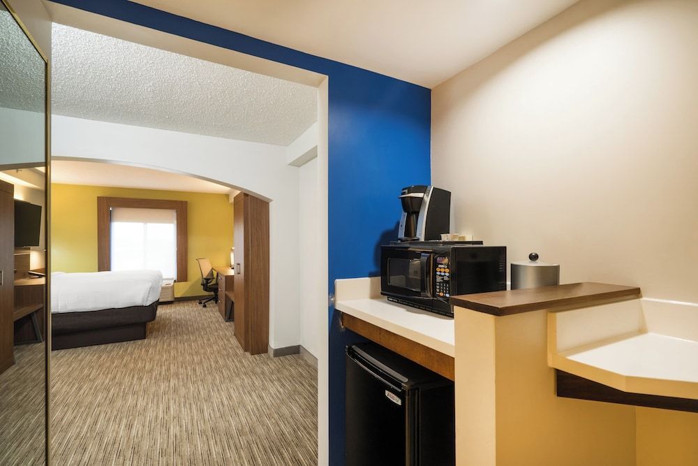 Holiday Inn Express & Suites LOUISVILLE EAST by IHG 2