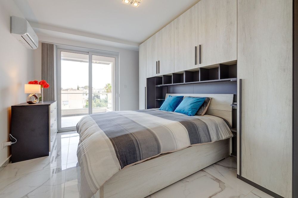 Splendid 2BR Apartment, Steps to St Georges Bay 2