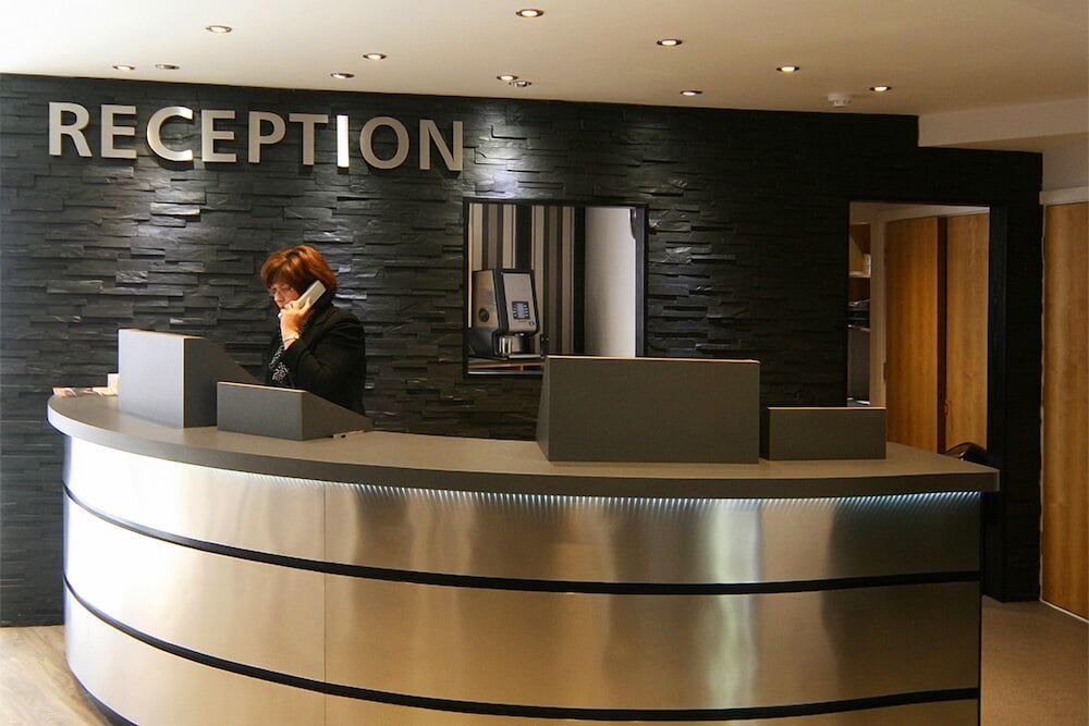 Damon’s Hotel 2