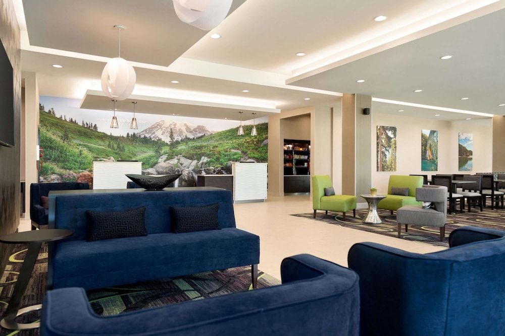 La Quinta Inn & Suites by Wyndham Burlington 2