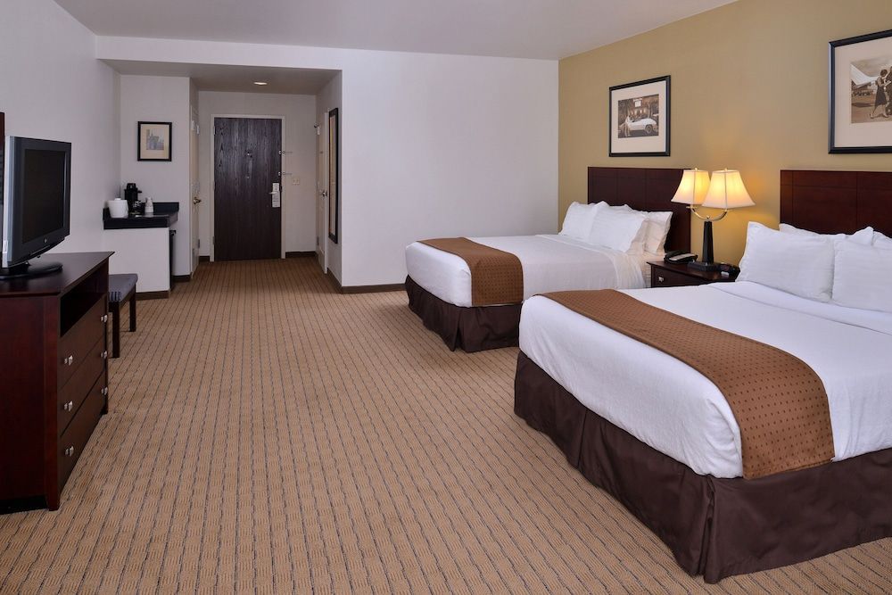 Holiday Inn MADISON AT THE AMERICAN CENTER by IHG 2