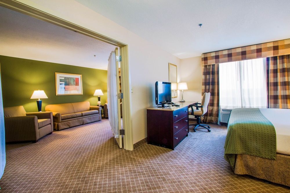 Holiday Inn KANSAS CITY AIRPORT by IHG 2