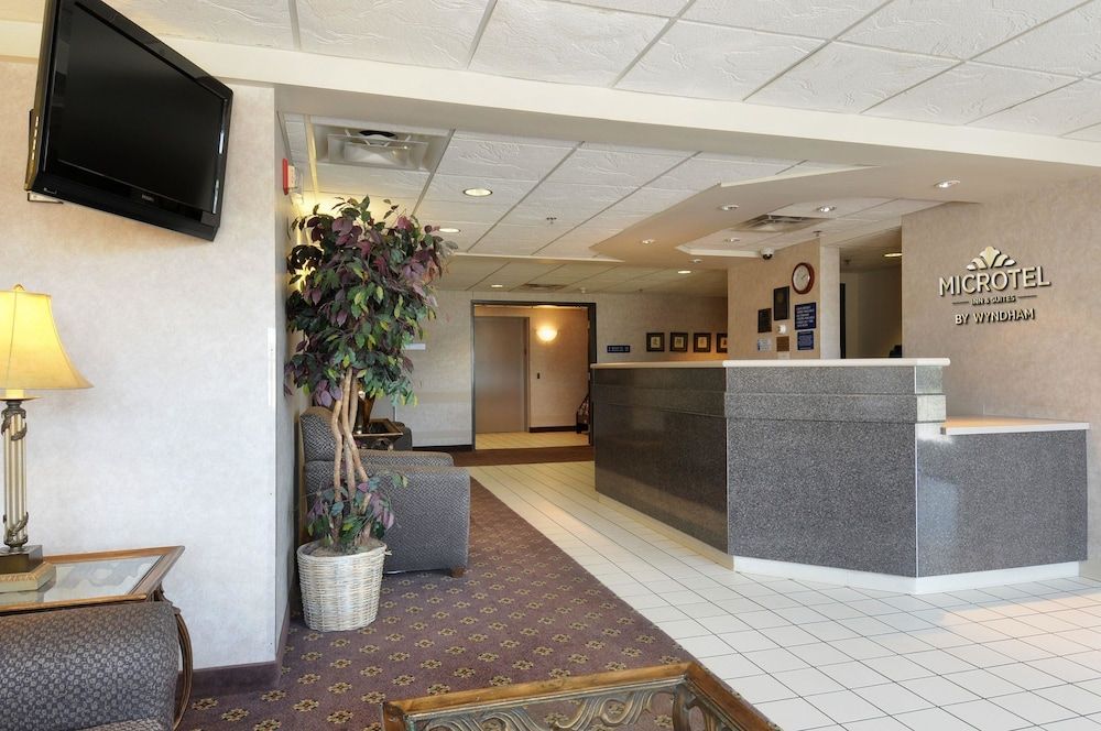 Microtel Inn & Suites by Wyndham Bloomington MSP Airport 2