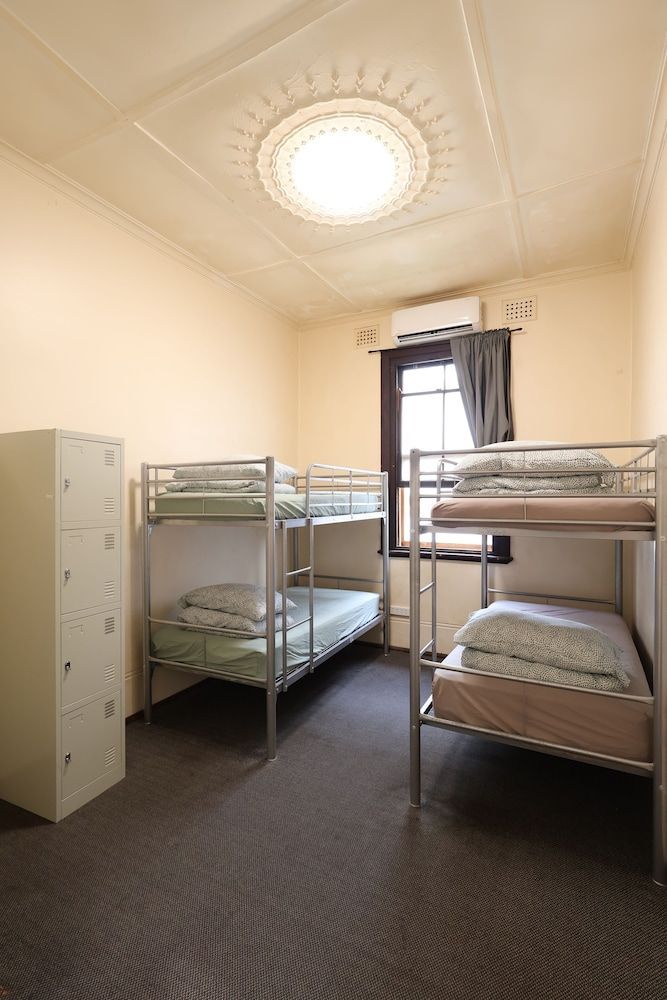 Emu Backpackers Perth - note - Valid Passport required for check in 1