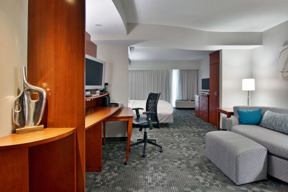 Courtyard by Marriott Clarksville 2