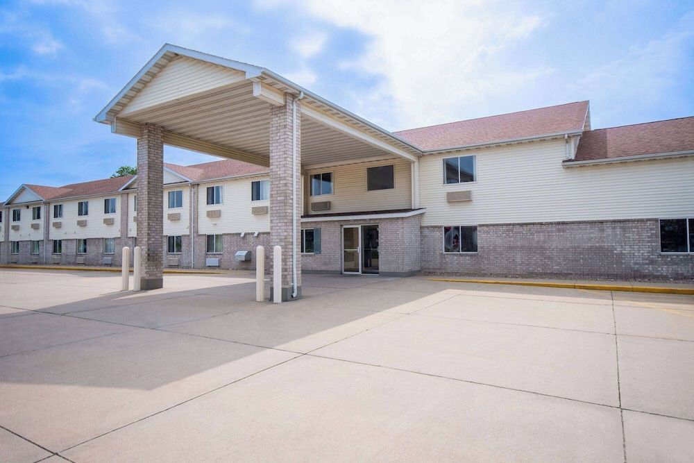 Days Inn by Wyndham Evansdale Waterloo 1
