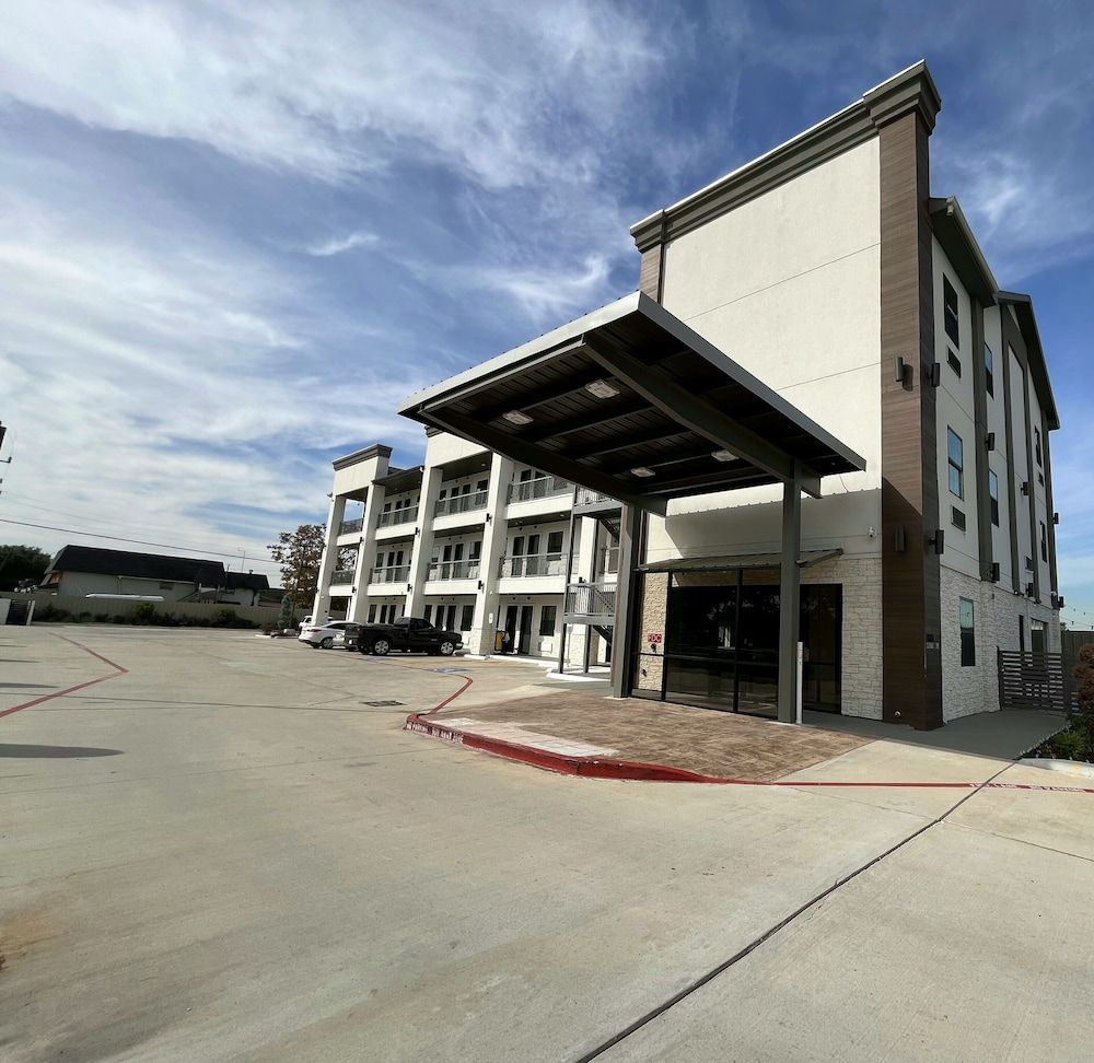 Comfeeni Inn and Suites 1