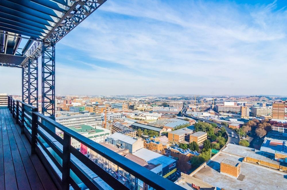 OneStays Maboneng - Studio Apartment with Backup Power - Hallmark House 1