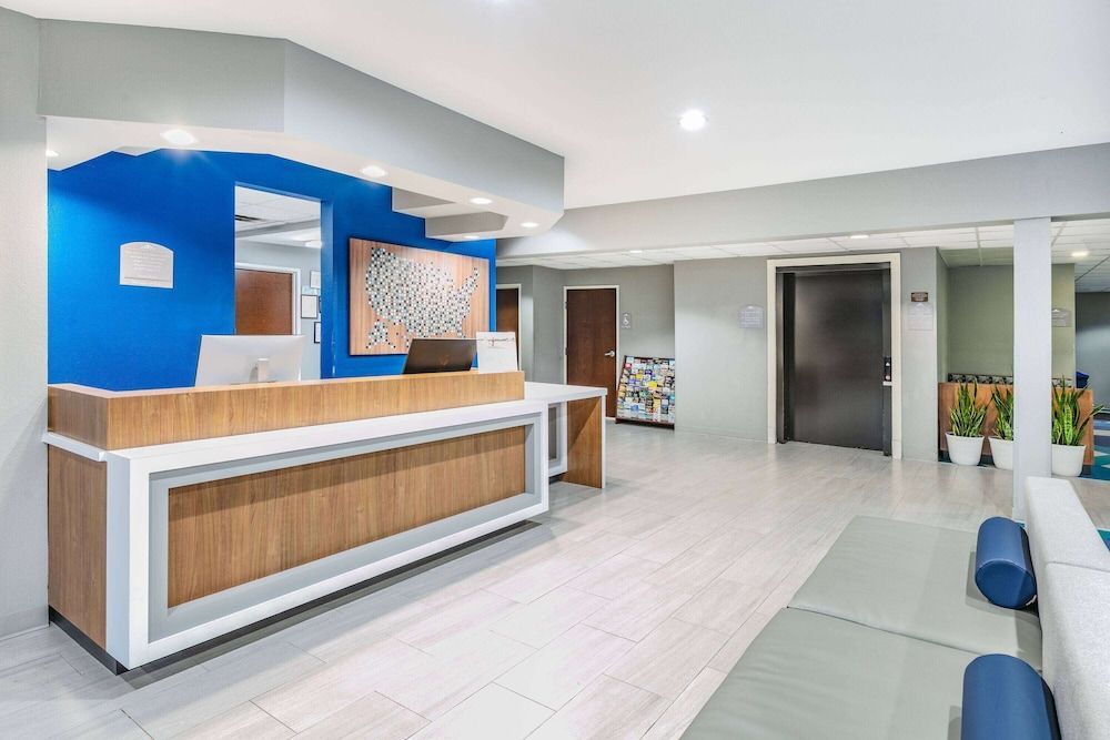 Microtel Inn & Suites by Wyndham Austin Airport 2