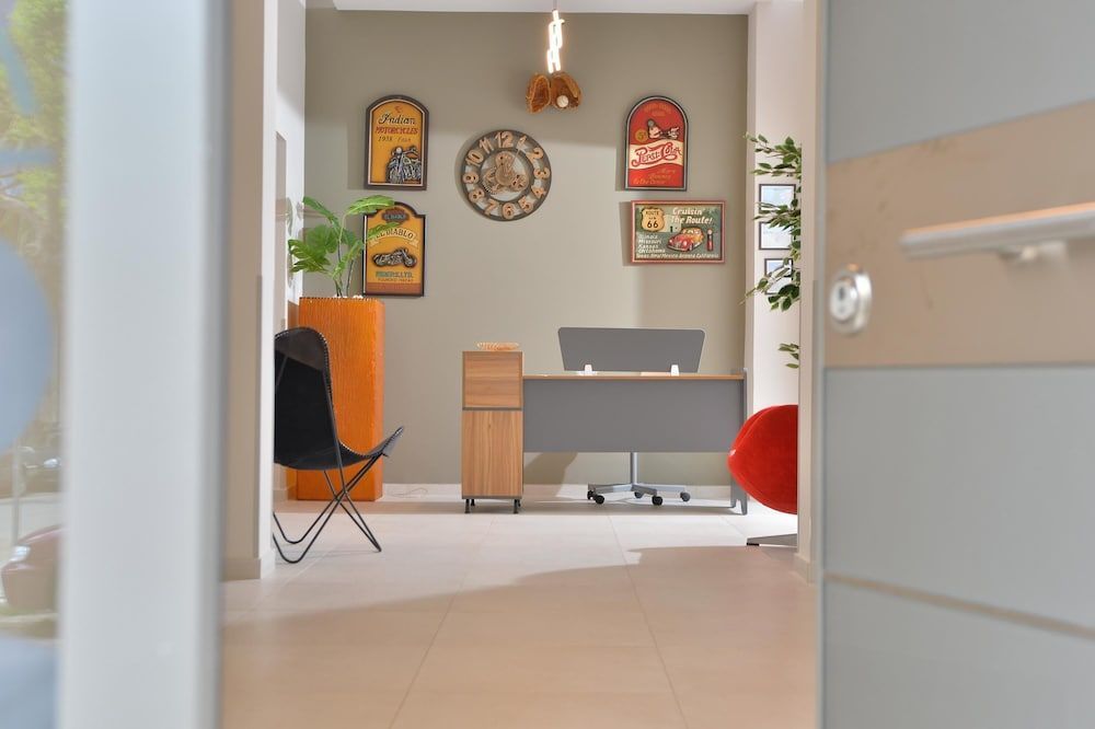 Alekos Apartments 2 Netflix, Self Check-In 2