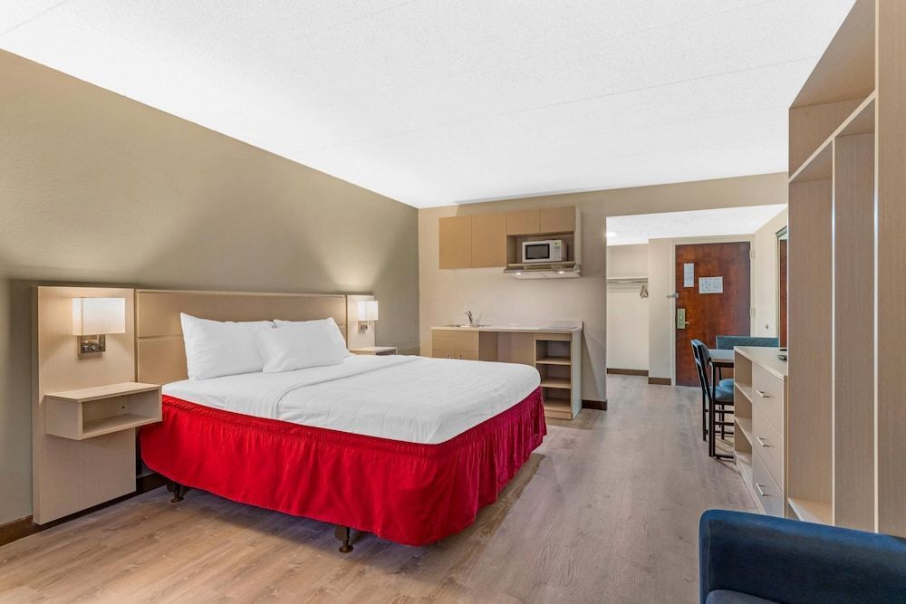 MainStay Suites Lansing West 1