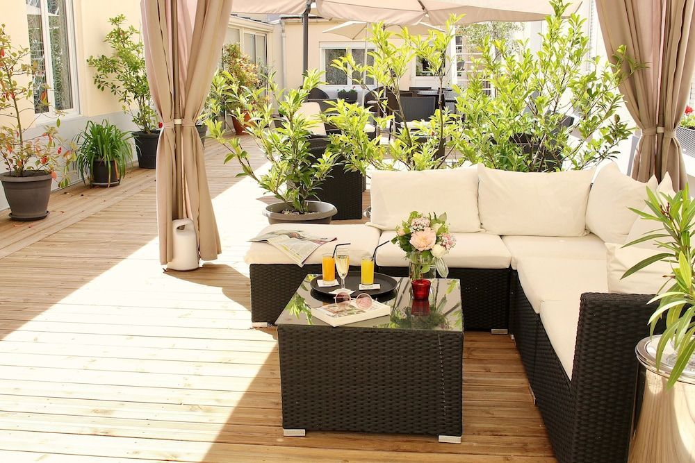 Logis Hotel - Le Charleston 1