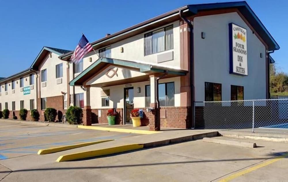 Cassville Four Seasons Inn & Suites 1