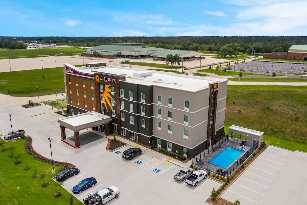 La Quinta Inn & Suites by Wyndham Sulphur Lake Charles 1