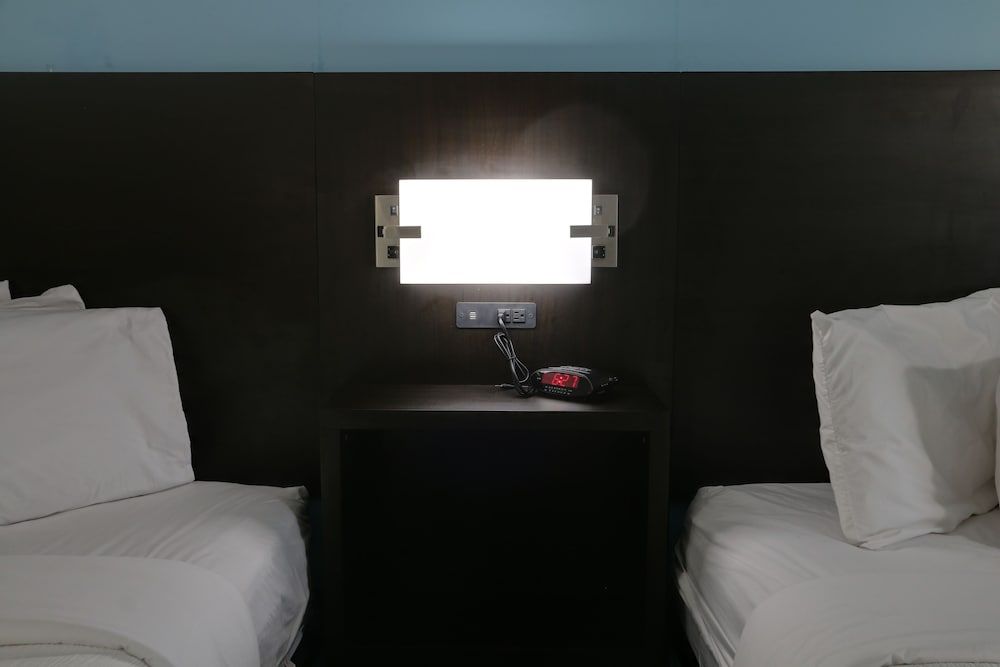 Travelodge by Wyndham Calhoun South I-75 2