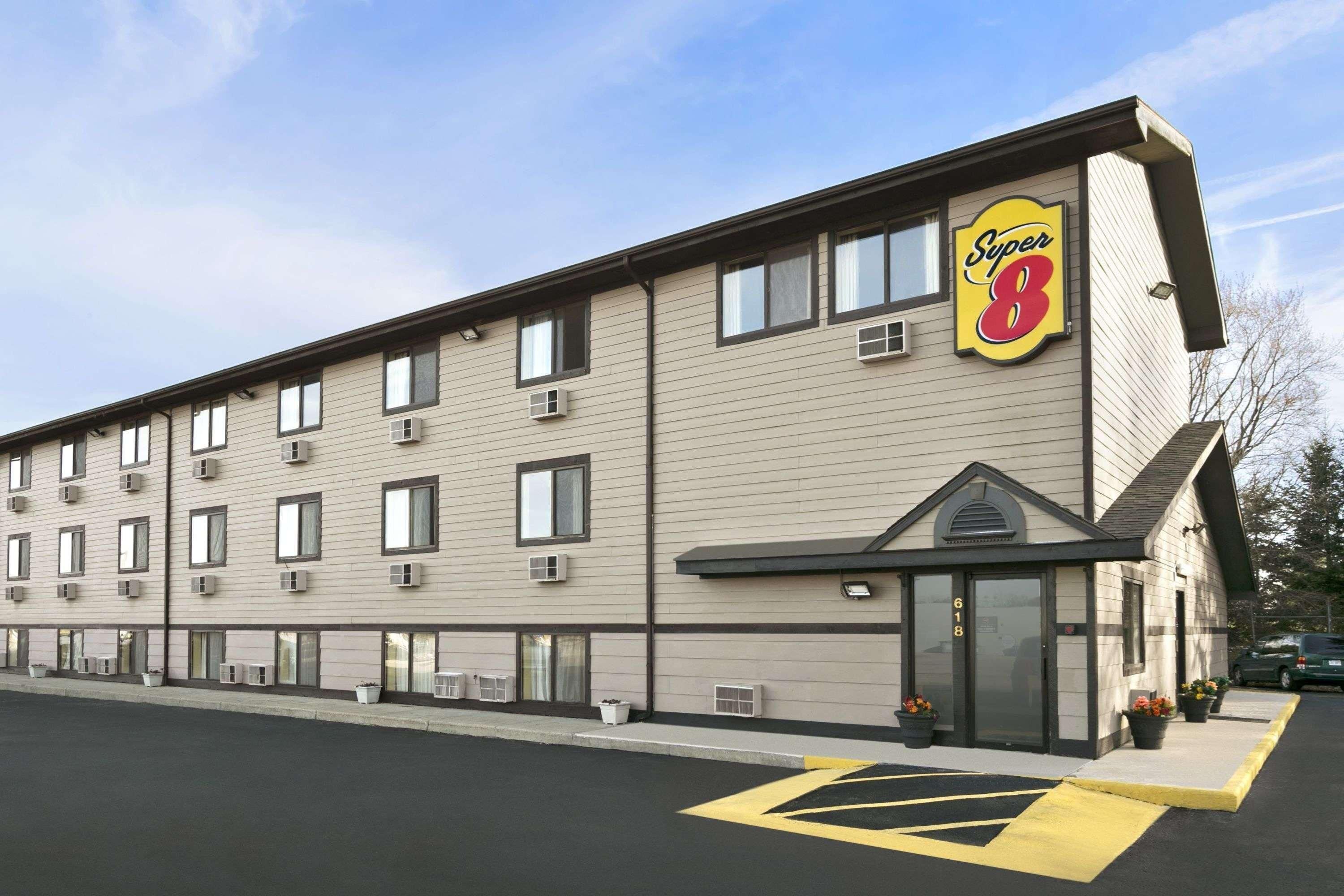 Super 8 by Wyndham Kalamazoo 1