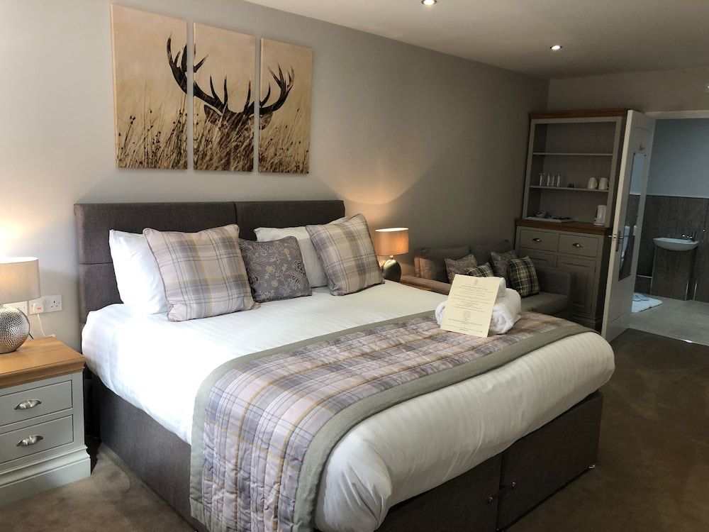 De Courceys Manor Suites & Cottages 2